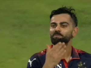 रॉयल चैलेंजर्स बेंगलुरु (RCB) के बल्लेबाज विराट कोहली ने शनिवार को मैच में जीत के बाद पत्नी और एक्ट्रेस अनुष्का शर्मा को फ्लाइंग किस दी।
एम. चिन्नास्वामी स्टेडियम में सनराइजर्स हैदराबाद (SRH) के खिलाफ IPL 2026 के पहले मैच में RCB ने छह विकेट से मैच जीता, जिसमें कोहली ने शानदार पारी खेली और जीत के बाद जब वह डगआउट की तरफ लौट रहे थे, तो उन्होंने स्टेडियम में मौजूद अनुष्का शर्मा पर प्यार जताया।
मैच की बात करें तो RCB ने 202 रनों का लक्ष्य हासिल करते हुए छह विकेट से जीत दर्ज की। टीम ने यह लक्ष्य 26 गेंद शेष रहते हासिल किया, जो टूर्नामेंट के सबसे तेज 200 से अधिक रन के सफल चेज में से एक है।